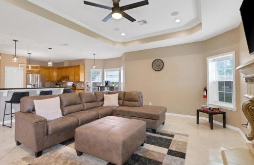 Edelweiss House | Luxury Home with Gourmet Kitchen - 3 Miles to A&M, Sleeps 14