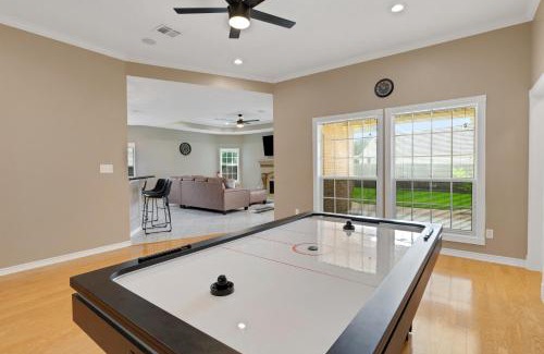 Edelweiss House | Luxury Home with Gourmet Kitchen - 3 Miles to A&M, Sleeps 14