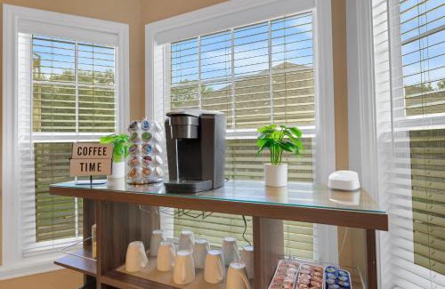 Edelweiss House | Luxury Home with Gourmet Kitchen - 3 Miles to A&M, Sleeps 14