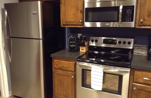 Sunrise Beach Apartment | Romantic Honeymoon Getaway with Hot Tub & Lake Access