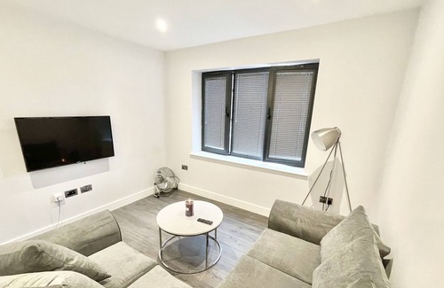 Stanmore Apartment | Luxury Hot Tub Apartment With Private Garden
