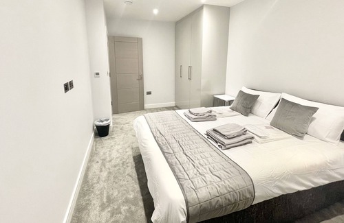 Stanmore Apartment | Luxury Hot Tub Apartment With Private Garden