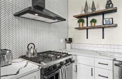 Campton Apartment | Secluded Red River Barnhouse with Hot Tub & Free WiFi
