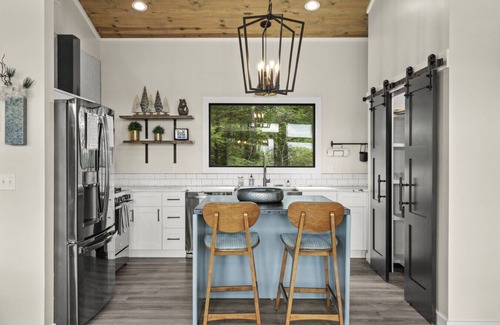 Campton Apartment | Secluded Red River Barnhouse with Hot Tub & Free WiFi