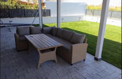 Nea Mesagkala Villa | Elegant House Andrijana: 4-Star Stay with Family & Pets