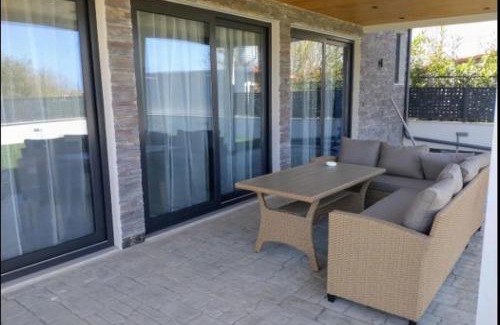 Nea Mesagkala Villa | Elegant House Andrijana: 4-Star Stay with Family & Pets