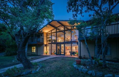 Wetmore House | Elegant Retreat Near Fiesta Texas & SeaWorld with Pool