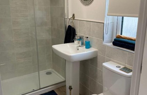 East Kilbride House | Elegant House Retreat with Child-Friendly Amenities