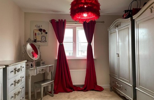 East Kilbride House | Elegant House Retreat with Child-Friendly Amenities