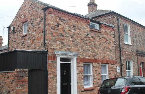 York House | Elegant York House with Kitchen and Breakfast Included