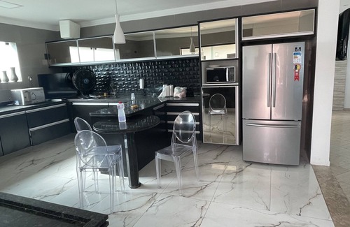 Jardim Centenario House | Spacious House in Enseada with Pool - Perfect for Groups