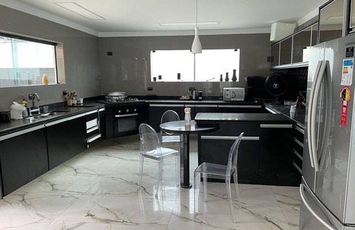 Jardim Centenario House | Spacious House in Enseada with Pool - Perfect for Groups