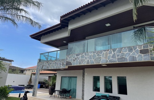 Jardim Centenario House | Spacious House in Enseada with Pool - Perfect for Groups