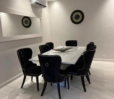 Villa Devoto House | Elegant House Villa Devoto with Hot Tub & Family Amenities