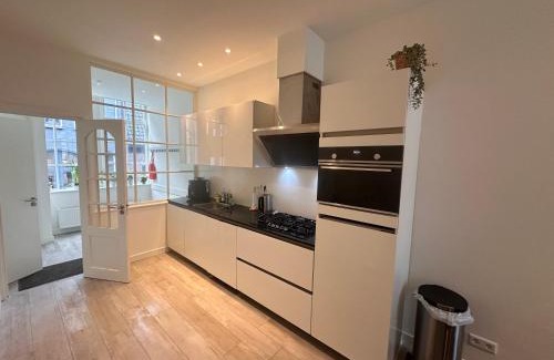 De Weteringschans Apartment | Spacious House with 2 Independent Studios in Central Amsterdam