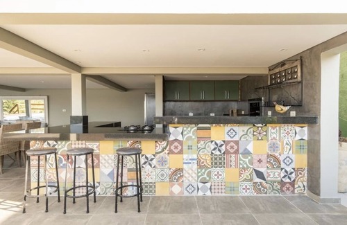 Praia do Frade House | Inviting Casa Caçandoca with Oceanfront Pool & Spa