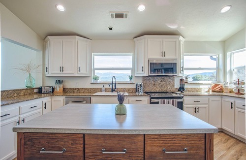 Oakhurst House | Exceptional Yosemite House with Hot Tub and Scenic Views