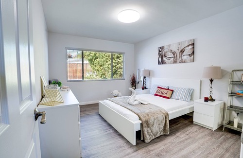 Canoga Park House | Elegant House with Pool and Gym for Memorable Getaways