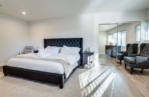 Canoga Park House | Elegant House with Pool and Gym for Memorable Getaways