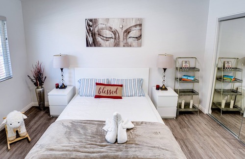 Canoga Park House | Elegant House with Pool and Gym for Memorable Getaways