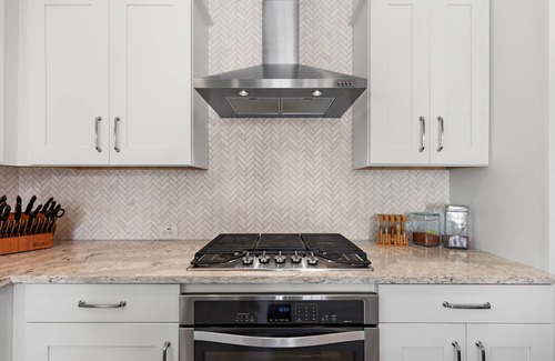 Courier City - Oscawana House | Immaculate Family SOHO Retreat with Spa & Pet-Friendly Perks