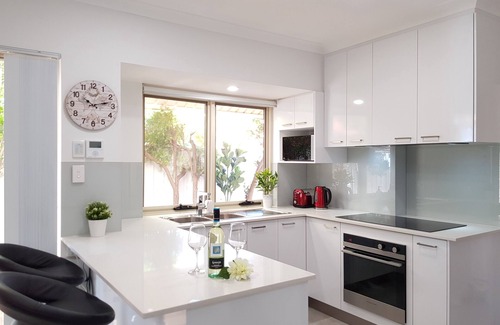 Victoria Park House | Immaculate Retreat Near Perth: Pool & Breakfast Included
