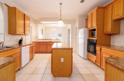Mission House | ~ Luxury~In Ground Pool~Spacious~Grill~Sleeps 16~King bed~5 BR~Rare~Smart TV