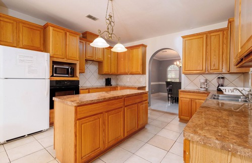 Mission House | ~ Luxury~In Ground Pool~Spacious~Grill~Sleeps 16~King bed~5 BR~Rare~Smart TV