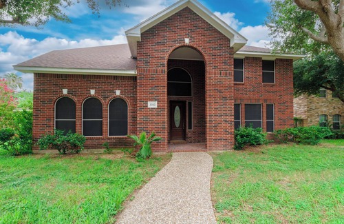 Mission House | ~ Luxury~In Ground Pool~Spacious~Grill~Sleeps 16~King bed~5 BR~Rare~Smart TV