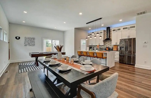 Fountain Square House | Luxury, Indy Getaway! Prime Location, Sleeps 14