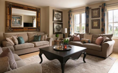 Kenmare House | Discover Family-Friendly Retreat at 26 Oakwood Manor
