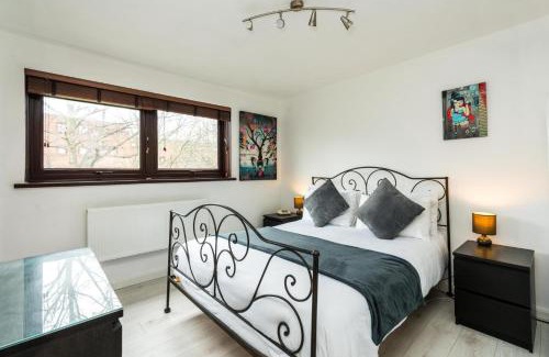 Holloway Apartment | Elegant Islington Apartment with Balcony - Rated 9/10