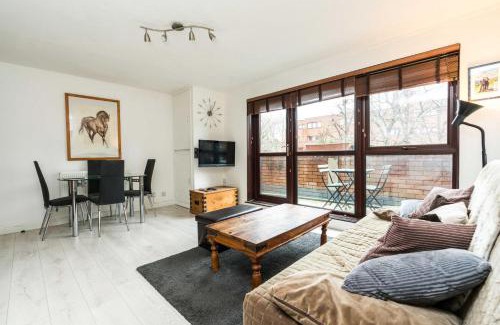 Holloway Apartment | Elegant Islington Apartment with Balcony - Rated 9/10