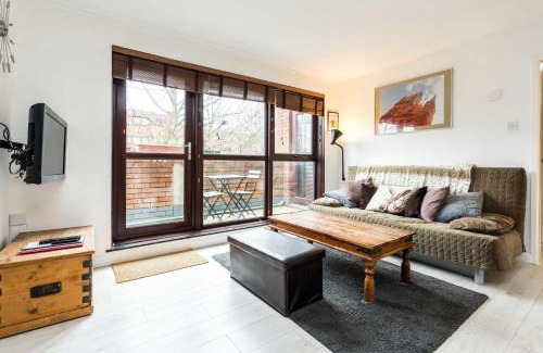 Holloway Apartment | Elegant Islington Apartment with Balcony - Rated 9/10