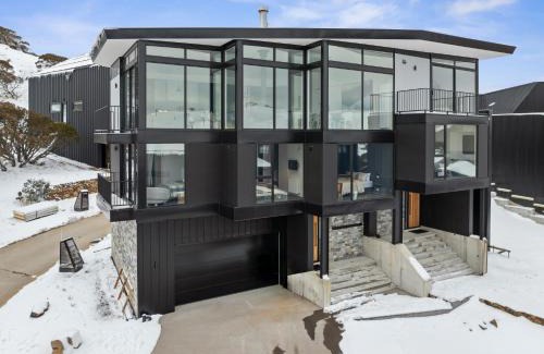 Hotham Heights Ski Chalet | Exclusive KH Chalet: Ideal for Families and Adventurers