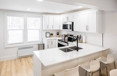 Queens Square House | Luxury - King Bed - Downtown