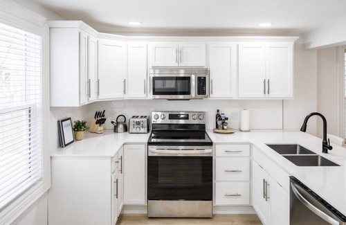 Queens Square House | Luxury - King Bed - Downtown