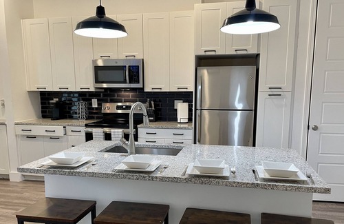 Inman Park Apartment | Luxury King Bed Suite. Free Parking+Wifi+Pool+GYM