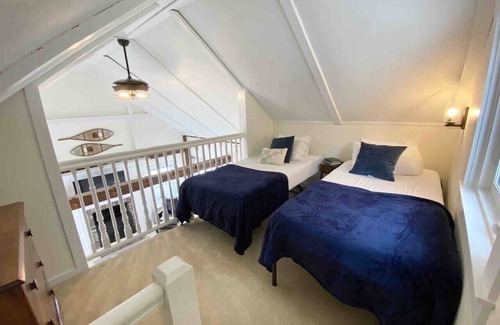 West Dover Resort | Cozy King Cottage with Loft & Private Entrance - Rated 9.8