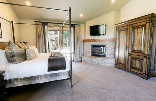 Deer Valley Hotel | Mountain View King Room with Hot Tub for Family Getaways