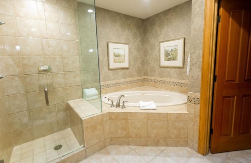 Deer Valley Hotel | Mountain View King Room with Hot Tub for Family Getaways