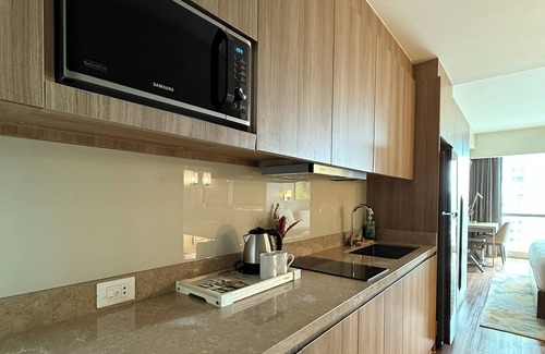 Makati House | Luxury King Suite studio w/River View in Novotel Residences Manila near Makati