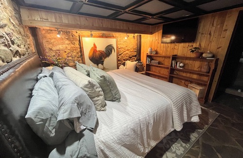 Blue Ridge Bed & Breakfast | Luxury King Suite w/Private Entrance & Slate Walk-In Shower
