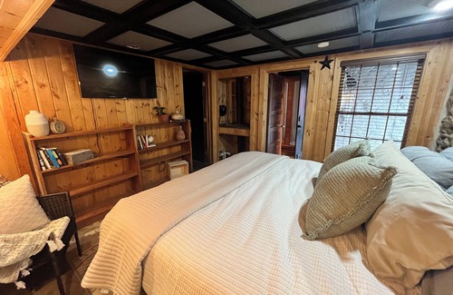 Blue Ridge Bed & Breakfast | Luxury King Suite w/Private Entrance & Slate Walk-In Shower