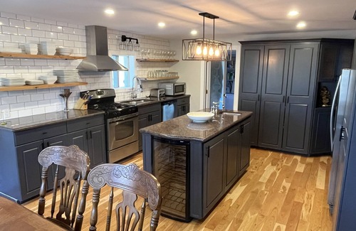 Saint-Anicet Cottage | Elegant Lake House with Hot Tub & Spa Near the Beach