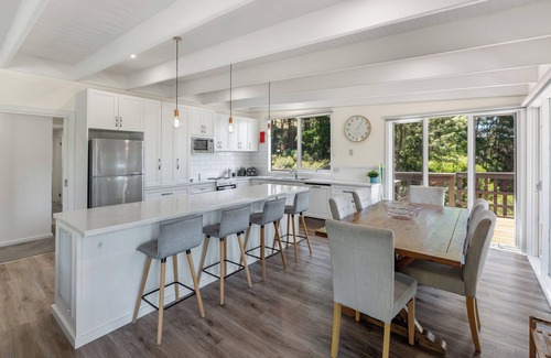 Goughs Bay House | Perfect Retreat: Lake House with Spa & Hot Tub by Eildon