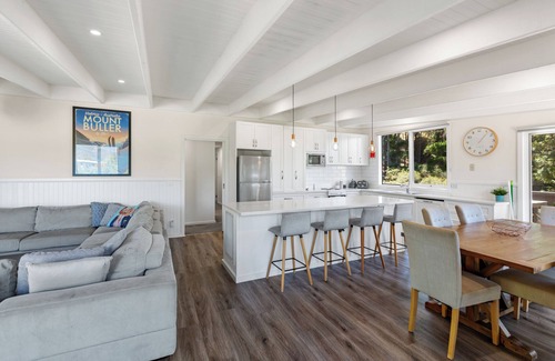 Goughs Bay House | Perfect Retreat: Lake House with Spa & Hot Tub by Eildon