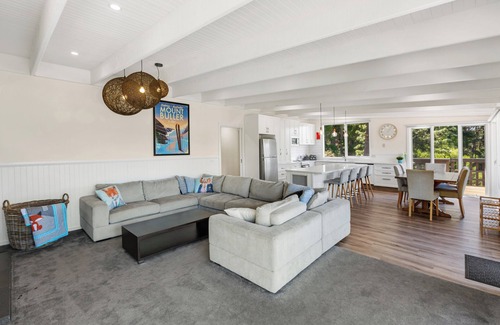 Goughs Bay House | Perfect Retreat: Lake House with Spa & Hot Tub by Eildon