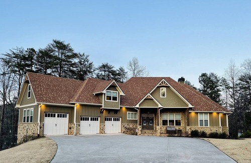 Gainesville House | Premier Lake Lanier Estate with Pool & Double Dock Access