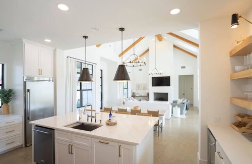 Naumanns Camp House | Luxury Lake Retreat w Pool & Spa